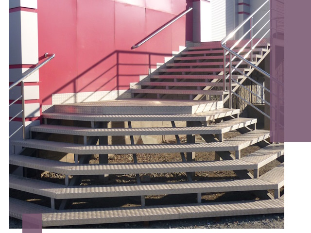 Лестницы для магазина в Железногорске — изготовление и монтаж