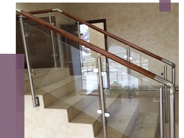 Комбинированные перила из металла и дерева в Железногорске